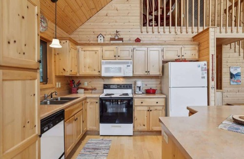 Spooner House | Stunning Cabin on Big McKenzie