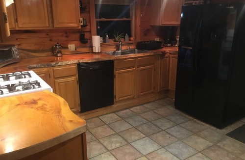 South Royalton House | Stunning Log Home, 7 Bed/4 Bath. Mountain View!