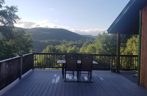 South Royalton House | Stunning Log Home, 7 Bed/4 Bath. Mountain View!