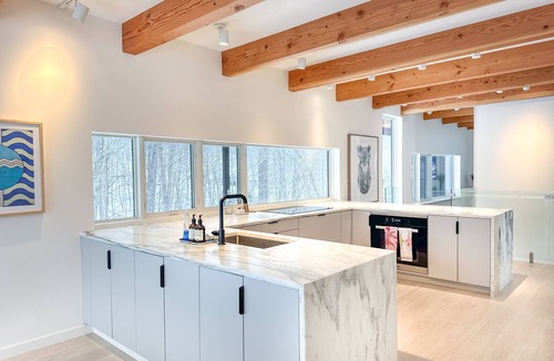 Warren House | Stunning Modern Retreat Overlooking The Mad River