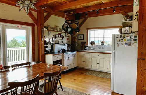 Roxbury House | Stunning Mountain View Home