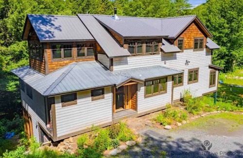 Moscow House | Stunning New Build on the River, 4 miles to Trapp
