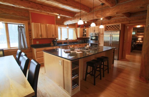 North Pole House | Stunning Private Lodge, Sauna