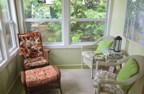 St. Helen Cottage | Stunning Sunsets. Dock. Huge deck/stamped patio w outdoor fire pit. Sandy Shore.
