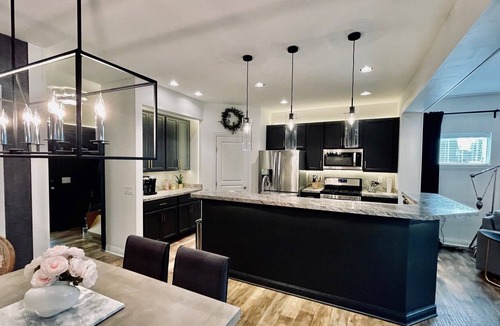 Columbus House | ★Stylish & Cozy 3 Bed/2.5 Bath~ Near Children's Hosp ~ ☀Backyard
