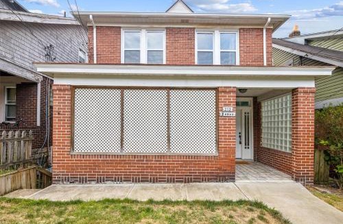 Forest Hills Apartment | Stylish Modern Home Near Downtown Pittsburgh | Sleeps 7