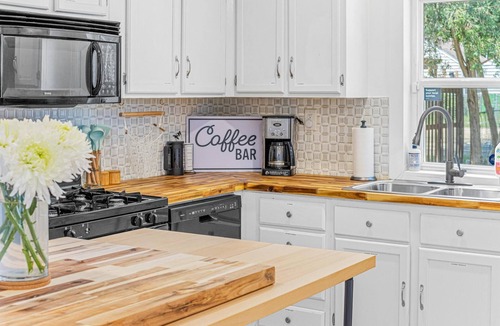North End House | Stylish, spacious & centrally located! Fully furnished, 2 bed + 2 bath + office!