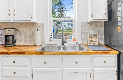 North End House | Stylish, spacious & centrally located! Fully furnished, 2 bed + 2 bath + office!