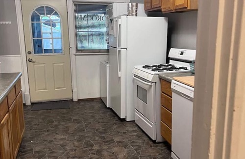 Superior House | Summer Fun in Duluth or Superior! 3bd 1bath. Dog friendly