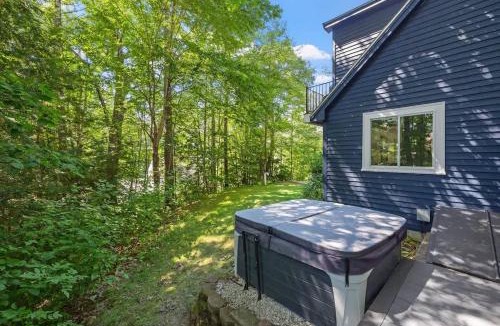 Moultonborough House | Sun-Dappled Suissevale Cape Close to Lake & Beach