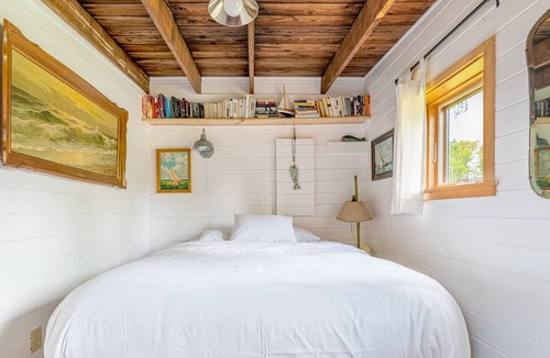 Clinton Cabin | Sunlight Beach Getaway - Waterfront Cabin