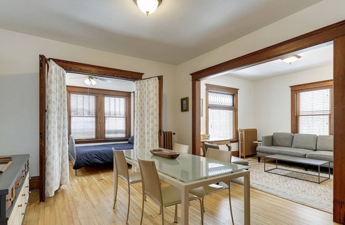 Powderhorn Park Apartment | Sunny 2 bedroom roost