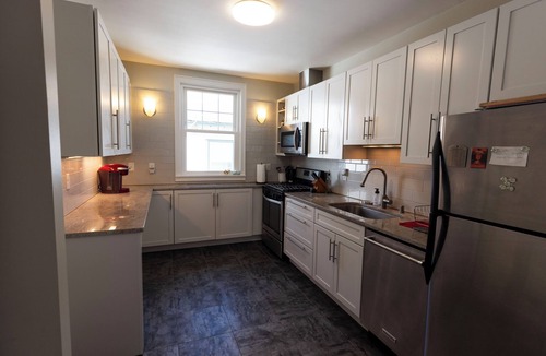 Carag Apartment | Sunny upstairs 1-bedroom apartment with AC, WiFi in charming Minneapolis