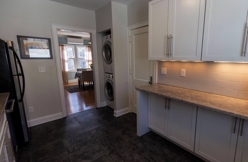 Carag Apartment | Sunny upstairs 1-bedroom apartment with AC, WiFi in charming Minneapolis