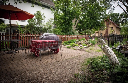Carag Apartment | Sunny upstairs 1-bedroom apartment with AC, WiFi in charming Minneapolis