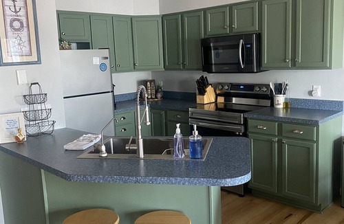St. Albans House | Sunrise Lake House, Comfort-Hot Tub-Beach!