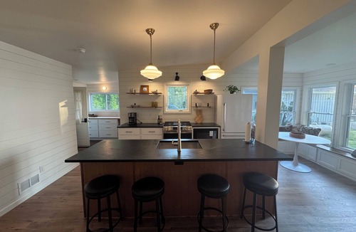 Town of Scriba Cottage | Sunset Serenity: Charming 2-bedroom cottage on picturesque Lake Ontario