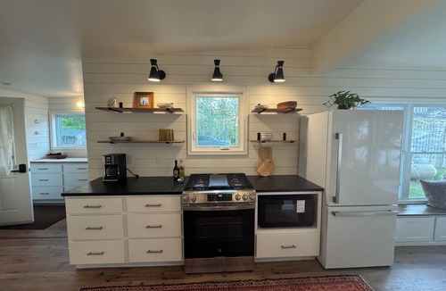 Town of Scriba Cottage | Sunset Serenity: Charming 2-bedroom cottage on picturesque Lake Ontario