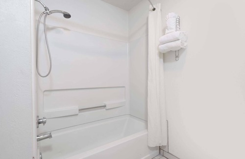 Bernalillo Hotel | Super 8 by Wyndham Bernalillo