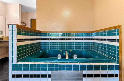 Bourbonnais Hotel | Super 8 by Wyndham Bourbonnais/Kankakee Area