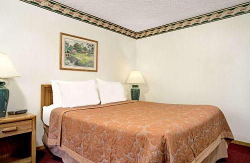 Chaska Hotel | Super 8 by Wyndham Chaska
