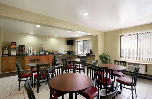 Eau Claire Hotel | Super 8 by Wyndham Eau Claire WI