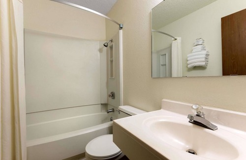 Raton Hotel | Super 8 by Wyndham Raton