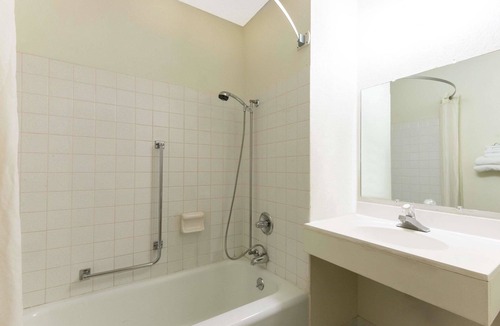 Raton Hotel | Super 8 by Wyndham Raton