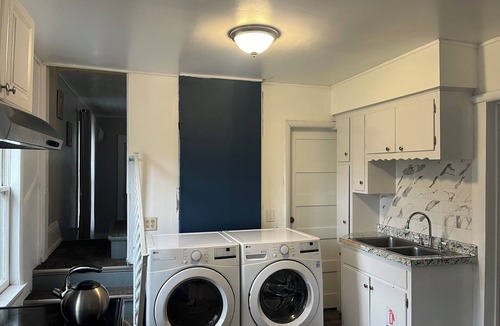 Highland House | Superb 3-bedroom 1 -bathroom Home with AC in Highland Park Saint Paul