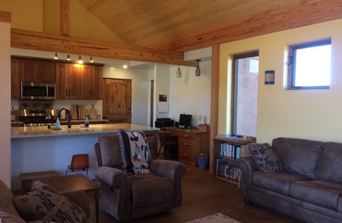 Llano House | Sustainable Mountain Retreat, 12 miles to Sipapu, 27 to Taos, 51 to Santa Fe