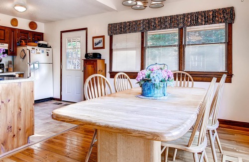 Stockbridge House | Sweet Life - Vermont Chalet - 6 person Indoor Hot Tub - 15 min to Killington
