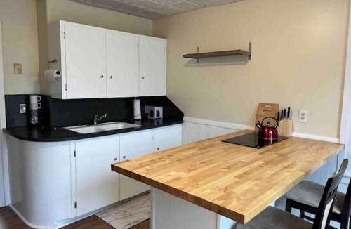 Old North End Apartment | Sweet n Petite: Downtown ChurchStreet Area-Parkingnn