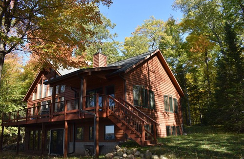 Hayward Cabin | Swim/Bike/Fish- Woodhenge Lodge on Lost Land Lake!