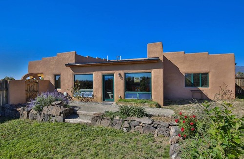 El Prado House | Taos Raven House, gorgeous mountain views between Taos Ski Valley and Taos Plaza