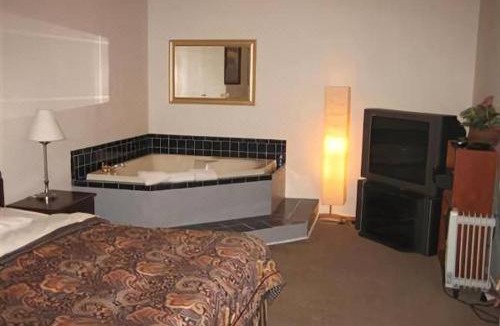Tecumseh Hotel | Tecumseh Inn & Suites