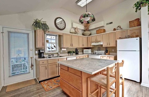 Clearwater Cottage | The Beach Treehouse located in Clearwater Community! WIFI, Community Pool, 3 miles to the Beach! *New Booking Incentive! Book and receive a 3 day pass to Delaware State Beaches. Inquiry for details!*
