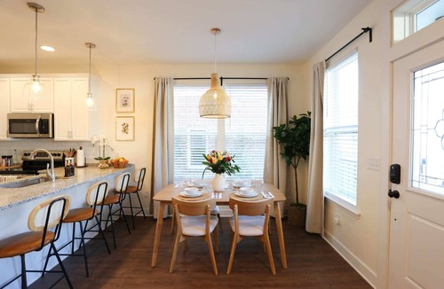 Pleasant Street House | The Botanical Suite 🌷 Newly Built DreamBnB