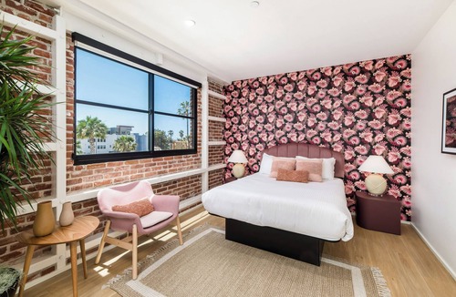 Townsite Hotel | The Brick Hotel