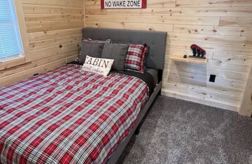 Fountain City Cabin | The “Cozy” Flyway Cabin on the Great River Road!