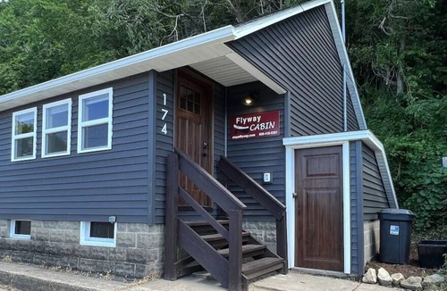 Fountain City Cabin | The “Cozy” Flyway Cabin on the Great River Road!