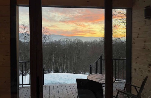 South Londonderry Apartment | The Deerwood Tiny Home | Mtn Views w/Fireplace!