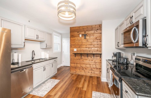 Ludlow House | The Grand Elm House – Updated 4 BDR Just Minutes from Downtown!