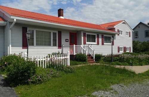 Potsdam House | The Guest house in Potsdam 4 bedroom 3 bathroom Private home. With WiFi & A/C