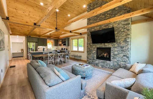 Bartlett House | The Ledgeview Lodge | Brand New, Hot tub, Views