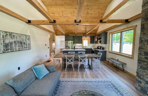 Bartlett House | The Ledgeview Lodge | Brand New, Hot tub, Views