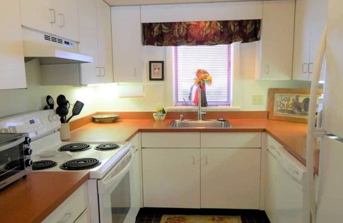 Stowe Area Condo | The Lodge condo at Mt. Mansfield in Stowe - Ski-in / Ski out - Pool - Tennis-A/C
