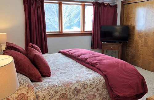 Stowe Area Condo | The Lodge condo at Mt. Mansfield in Stowe - Ski-in / Ski out - Pool - Tennis-A/C