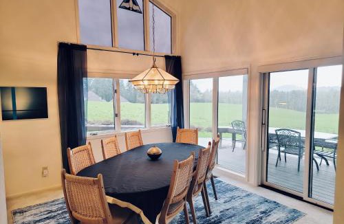 Corvallis House | The Lookout- epic views, close to OSU, quiet