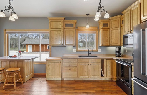 Pepin Cabin | The Main Stay on the Bluff: Private 4-Bedroom Retreat in peaceful Pepin.