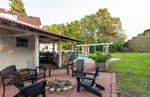 St. Anthony Park House | THE "MINNE" CASTLE~Pool~Hot tub~Bar~Sauna~Arcade!